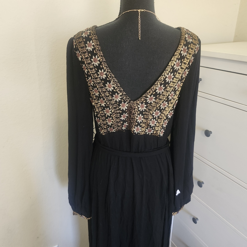 Elegant Black and Gold Embellished Dress - Picture 2 of 4